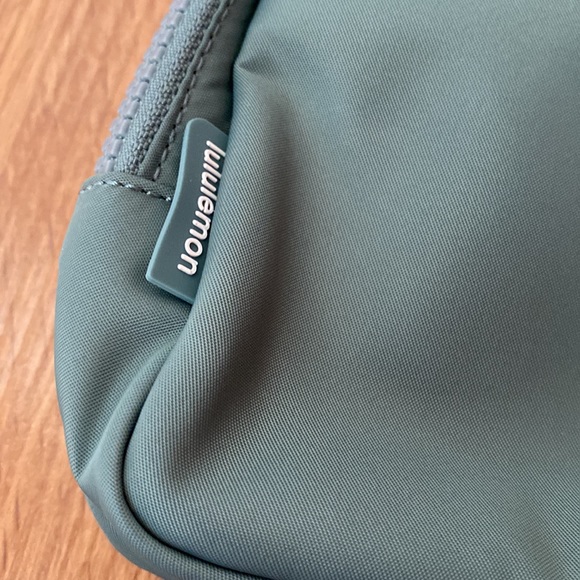 ❤️ Lululemon Large Everywhere Bag 2L in Tidewater Teal NWT - Picture 3 of 7